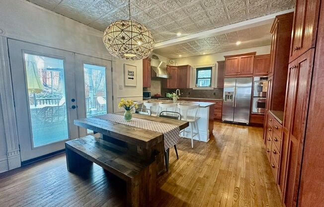 516 Fourth Street 1.2 miles to CC, 4 Bed 2.5 Bath