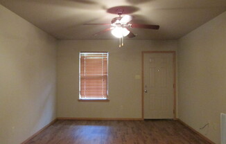 2 beds, 1 bath, $725, Unit 1725