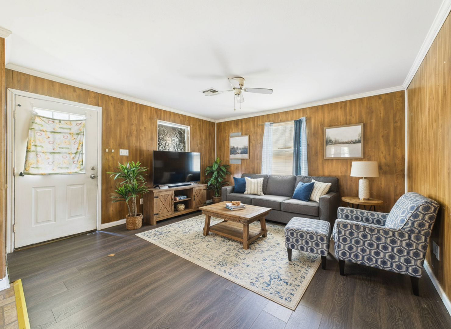 AVAILABLE NOW! 3 bed, 2 bath home in Lafayette!