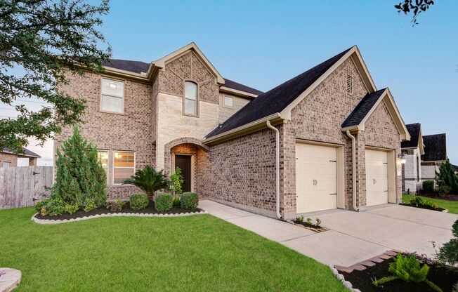 Move-In Ready Home at Grand Mission Estates. No back neighbors!