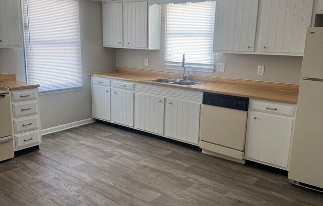 2 beds, 1 bath, $850, Unit 13