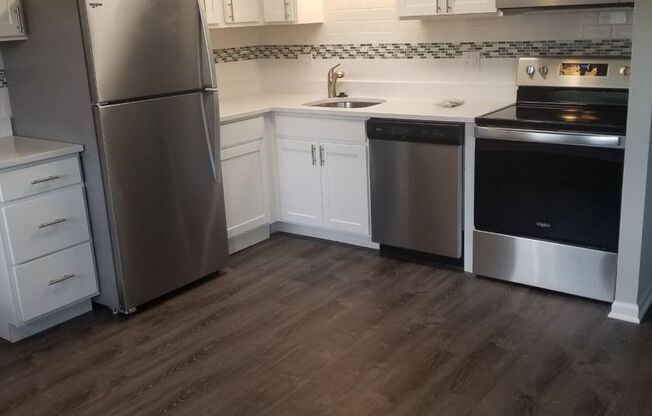 2 beds, 1 bath, 800 sqft, $1,915, Unit 980-008