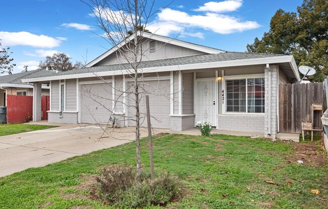 Adorable 2/1 Duplex with Garage! Cute As A Bug! PLEASE READ ENTIRE AD FOR VIEWINGS!