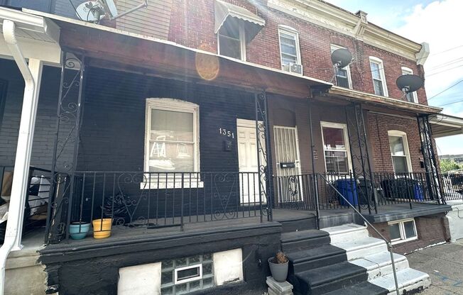 Stunning 2-Bedroom Townhome in South Philadelphia! Available NOW!