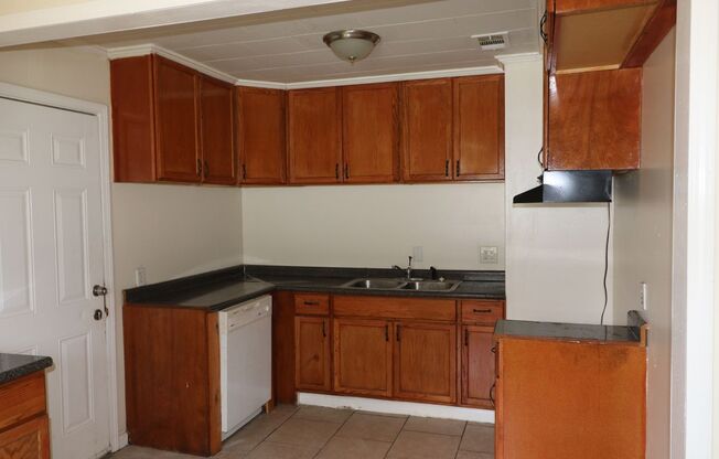 3 beds, 1 bath, $1,095