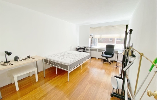 3 beds, 1 bath, 868 sqft, $4,359, Unit 207