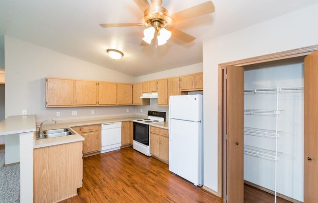 2 beds, 1 bath, $1,095