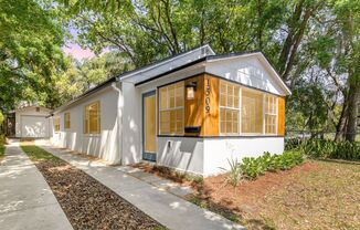 Stylish 3/2 Renovated Bungalow with a Detached 1 Car Garage in Downtown Lake Davis Heights - Orlando!