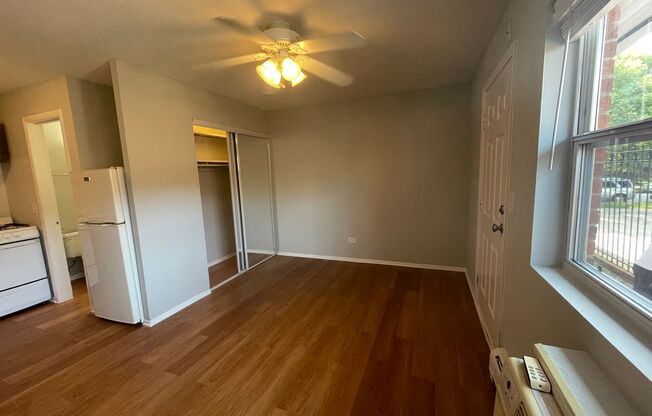 Studio, 1 bath, 350 sqft, $1,095, Unit 4537-1C