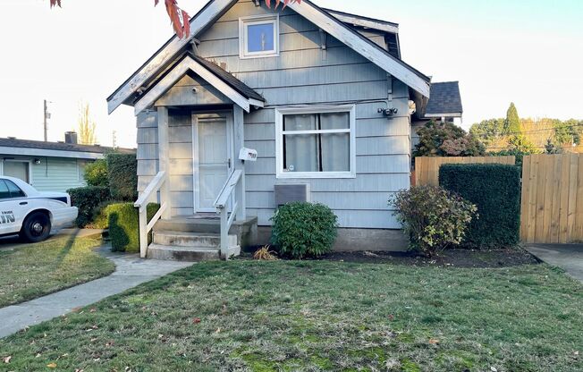 Quaint 2-Bed, 2-Bath Home in Central Tacoma - Convenient & Charming