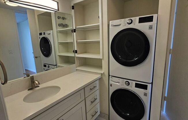 1 bed, 1 bath, $2,700, Unit UNIT 2002