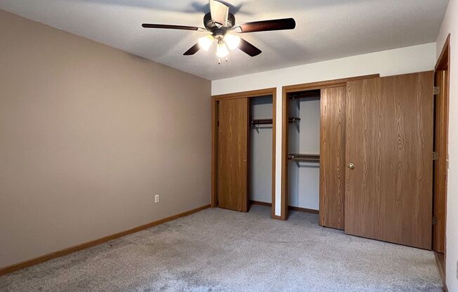 2 beds, 1 bath, 918 sqft, $1,100, Unit WE 1000 RL-16