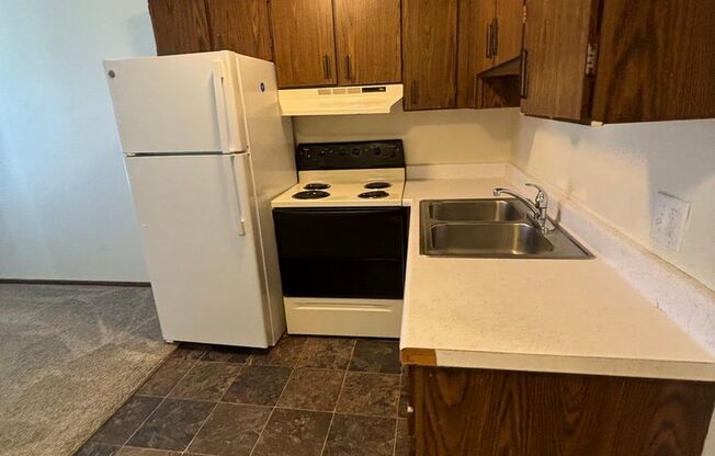 Studio, 1 bath, 360 sqft, $600, Unit 17