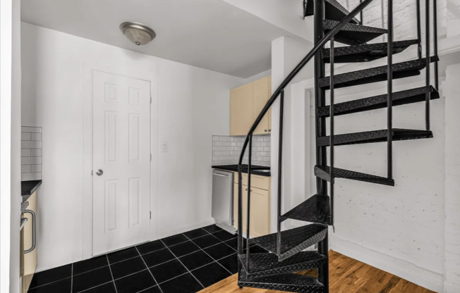 18 Cornelia St #10