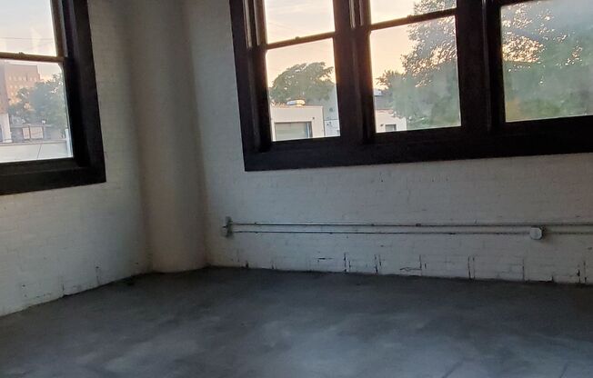 2 beds, 1 bath, 912 sqft, $1,704, Unit 101W