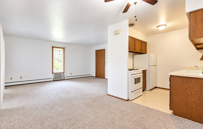 2 beds, 1 bath, 846 sqft, $1,299, Unit 7808 - 4