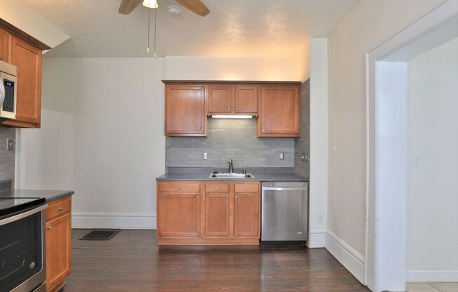 4 Bedroom , 2 Bath Newly Renovated Townhouse - Right off of High St - FREE Washer / Dryer and Off-street Parking