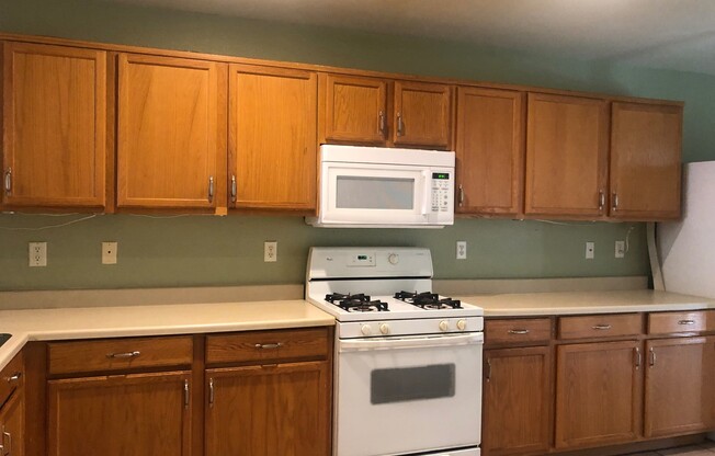 SINGLE STORY, 3 BEDROOM 2 BATH HOME. VAULTED CEILINGS,