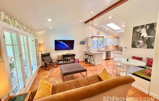 708 WESTMOUNT DR