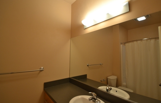 2 beds, 1.5 baths, 879 sqft, $1,900, Unit 09