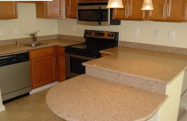 Lovely upgraded studio condo with resort-like amenities at desirable Watergate by the bay!