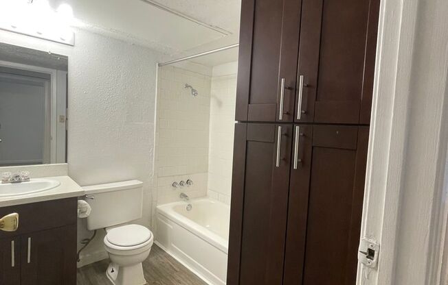 2 beds, 2 baths, 902 sqft, $1,099, Unit 147