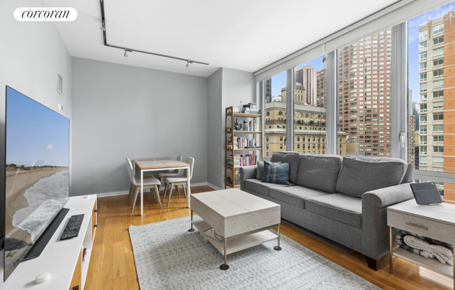 310 W 52 ST