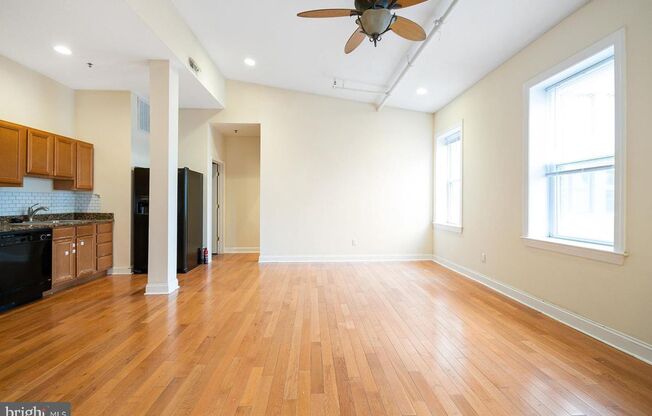 2 beds, 2 baths, 988 sqft, $2,100, Unit 215