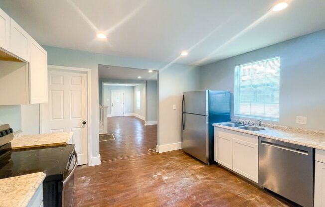 2 beds, 1 bath, 1,107 sqft, $1,100, Unit 3729 N Kenwood Ave