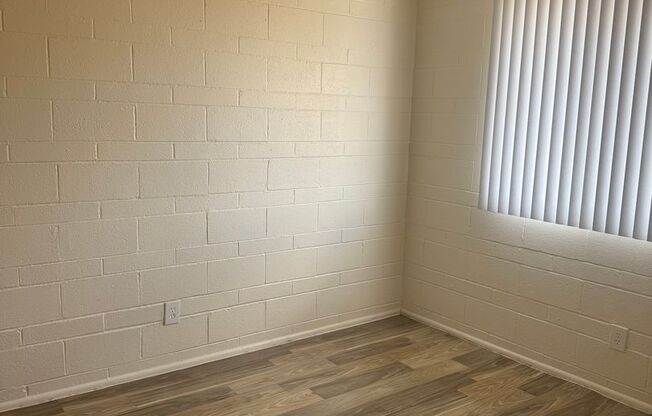 2 beds, 1.5 baths, 941 sqft, $950, Unit J11