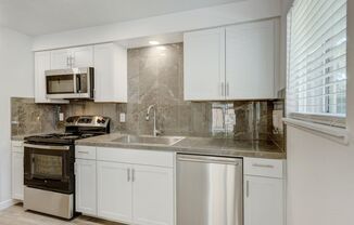 Newly Renovated Townhouse - Pet Friendly!!
