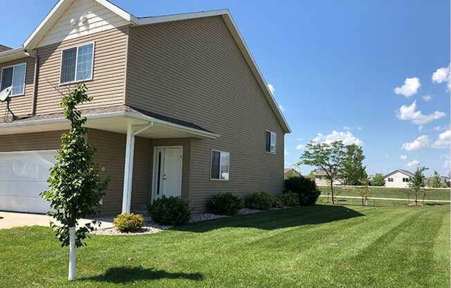 3 Bed, 3 Bath Townhome in West Fargo!