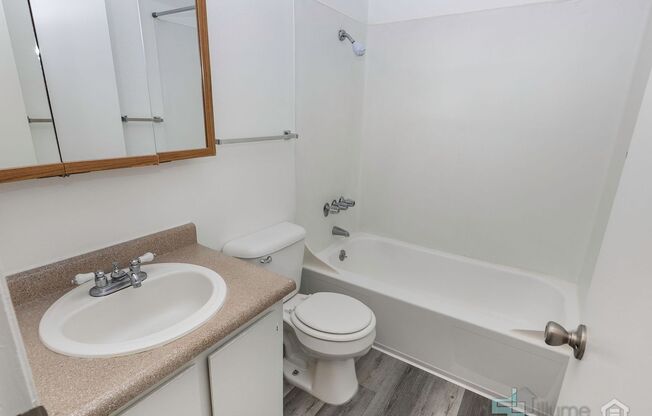 2 beds, 1 bath, 702 sqft, $1,550, Unit 33