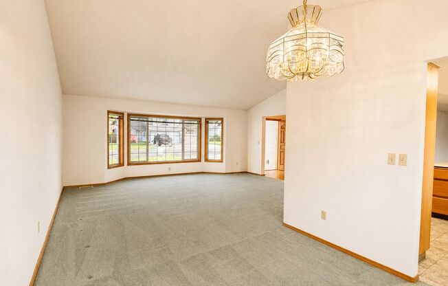 Spacious Kelso Home for Lease w/ Additional Shop Space - 226 Sparks Dr Kelso, WA