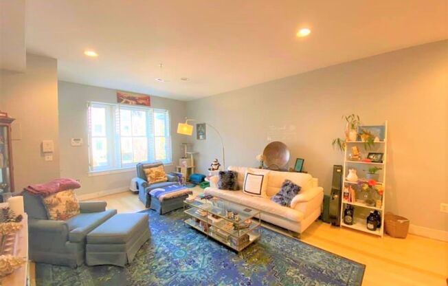 Spacious 2 BR/2 BA Apartment in Columbia Heights!