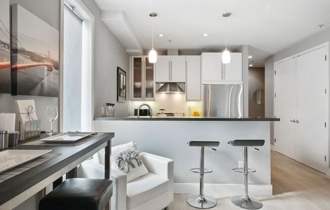Epic REA/Azari PM - fully chic furnished -Gorgeous One bedroom, one bathroom plus parking