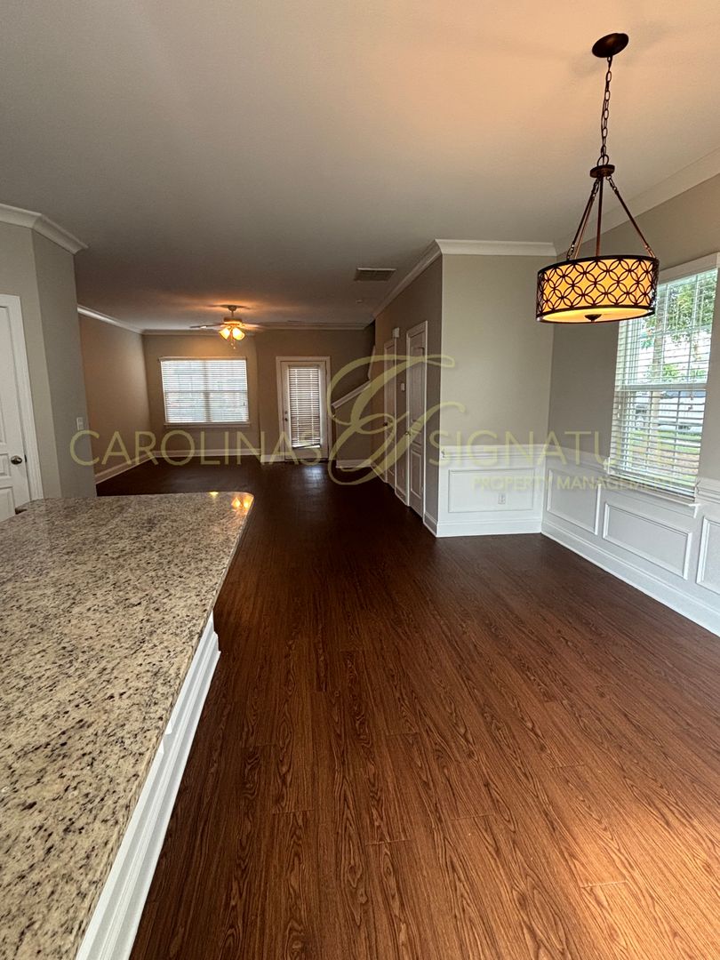3BR/2.5BA Townhouse in Settlers Landing; End Unit