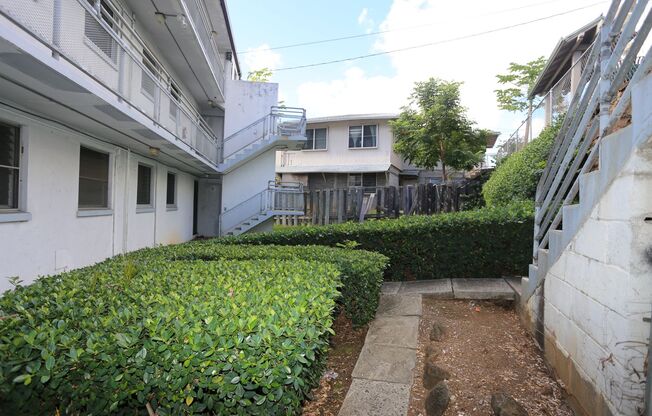 $1300 - Makiki - Thurston Ave - 1 Bedroom/1 Bathroom/No Parking