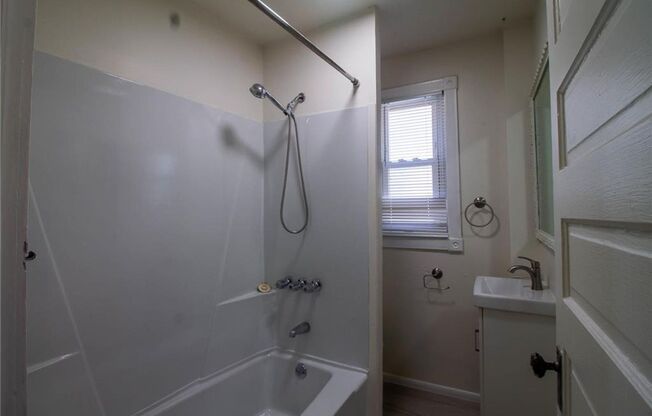 2 beds, 1 bath, $1,095