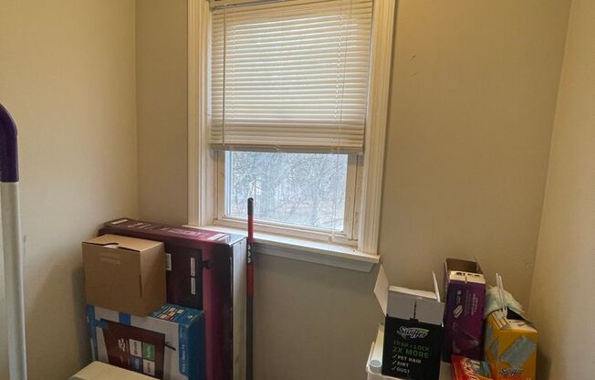 4 beds, 1 bath, $2,600, Unit 640 Smith #3