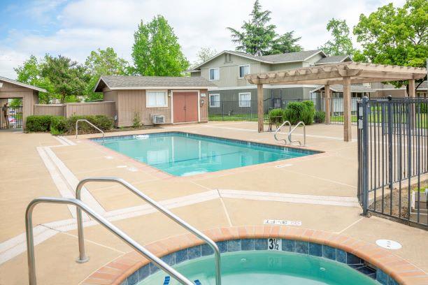 Hot Tub And Swimming Pool at Aspen Park Apartments, California