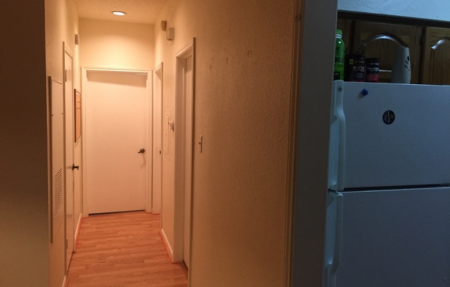 UT PRE LEASE: West Campus 2bd / 2ba Cathedral ceilings, Huge windows, Good Roommate floor-plan