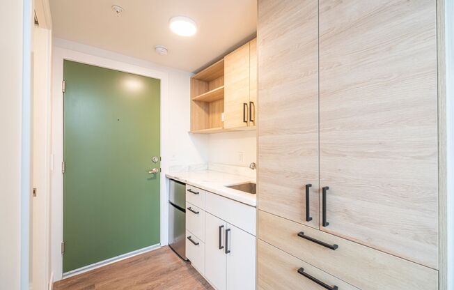 Studio, 1 bath, 270 sqft, $1,386, Unit 410