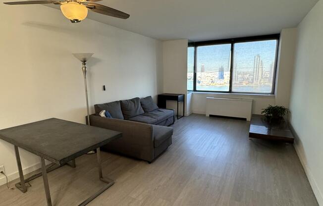 1 bed, 1 bath, 700 sqft, $4,400, Unit 25B