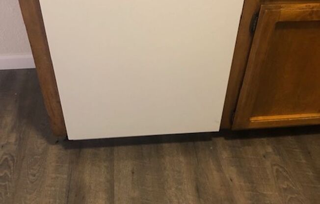 2 beds, 1 bath, 825 sqft, $1,300, Unit 124
