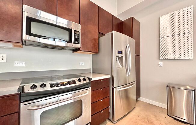 Charming Downtown High Rise Condo  1BD/1BA with Upgraded Features