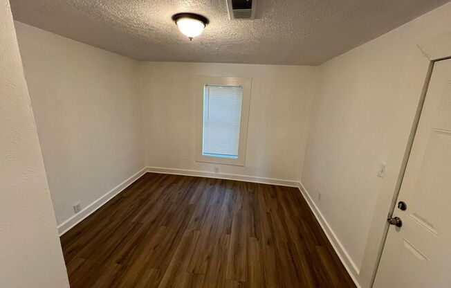 2 beds, 1 bath, 700 sqft, $865, Unit 1860 Forsythe St.