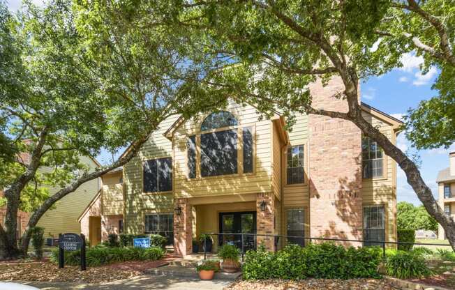 Scenic building exterior at Bandera Crossing apartments in San Antonio, TX