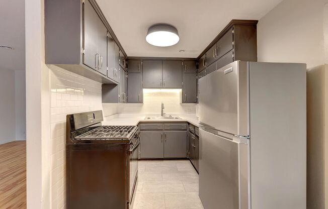 3 beds, 1 bath, 950 sqft, $2,250, Unit 930-E