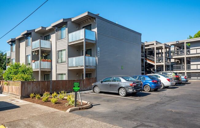 2 beds, 1 bath, 700 sqft, $1,745